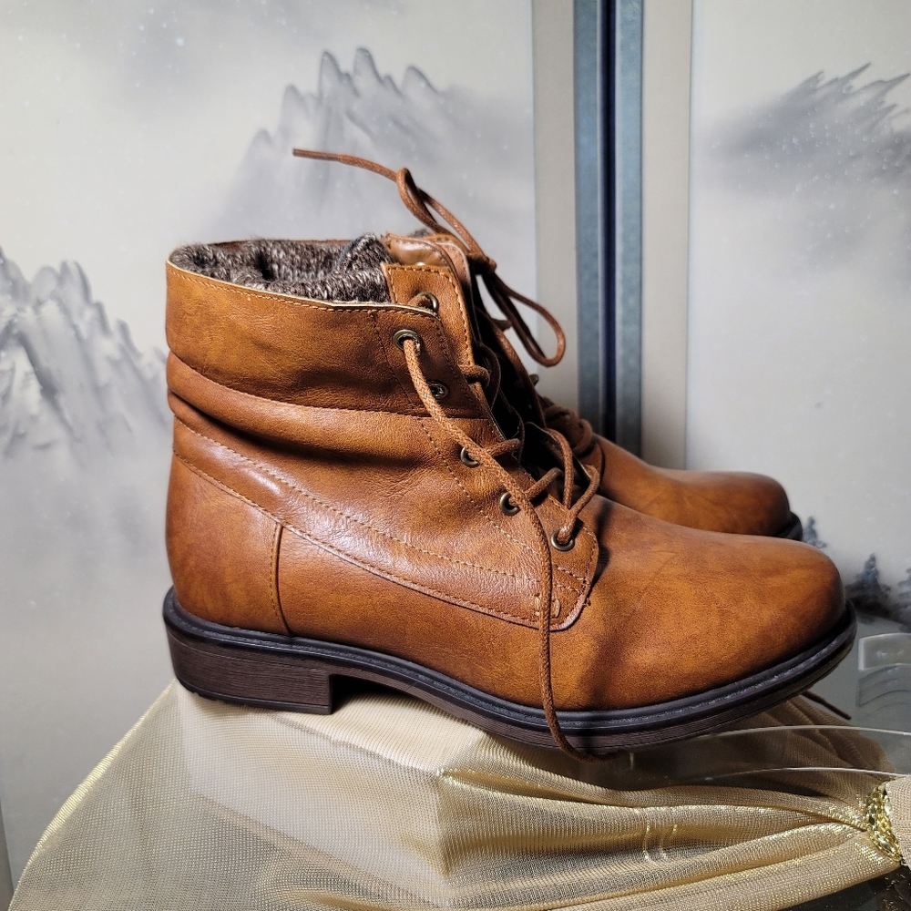 NWOT.  Pierre Dumas womens ankle boots.  Size 7.  (937)